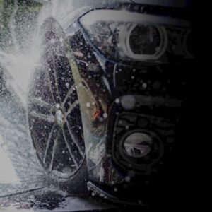 Foto von einem Auto das mit einem Hochdruckreiniger abgespült wird